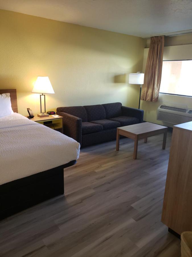 Days Inn & Suites By Wyndham Clovis Exterior photo