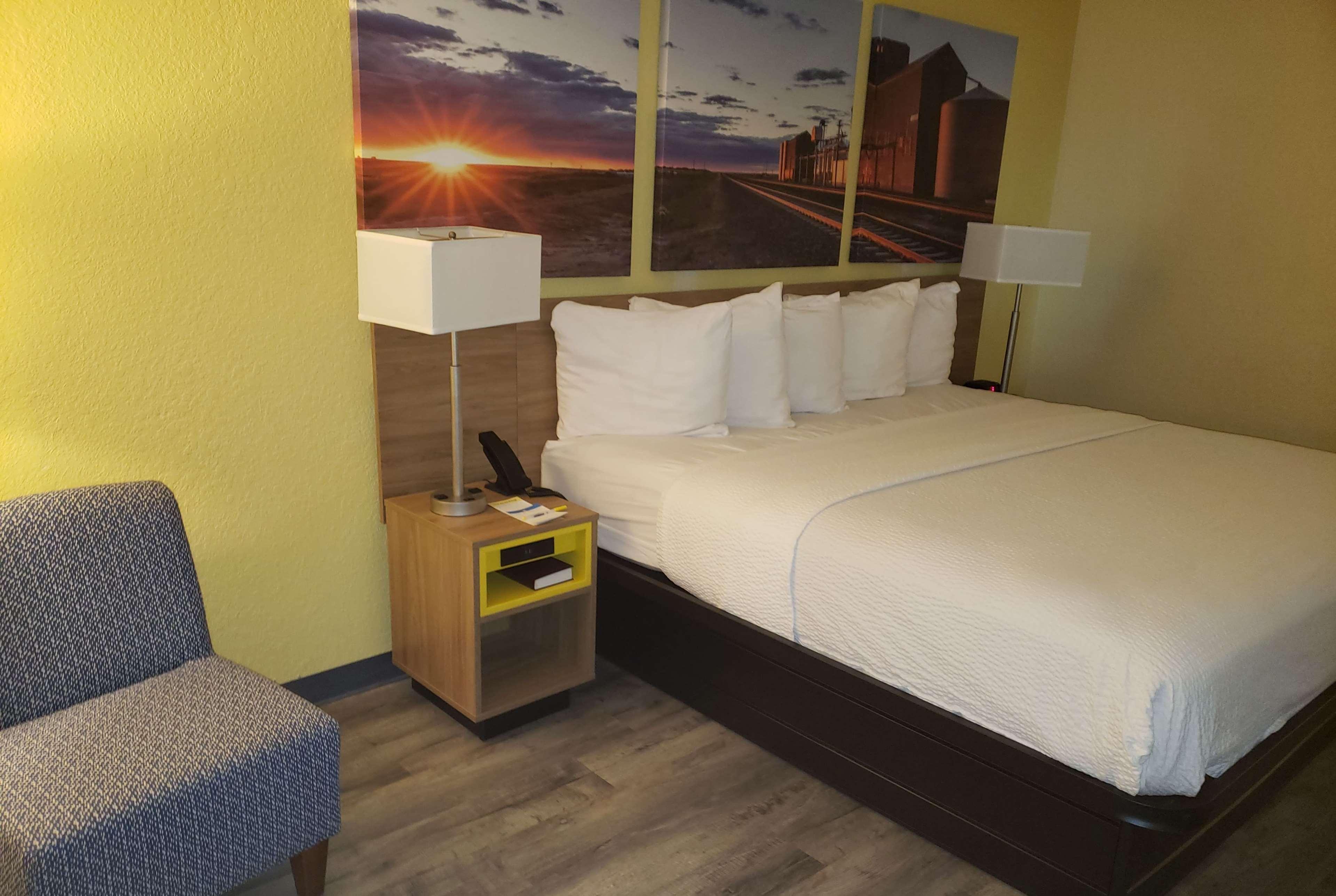 Days Inn & Suites By Wyndham Clovis Exterior photo