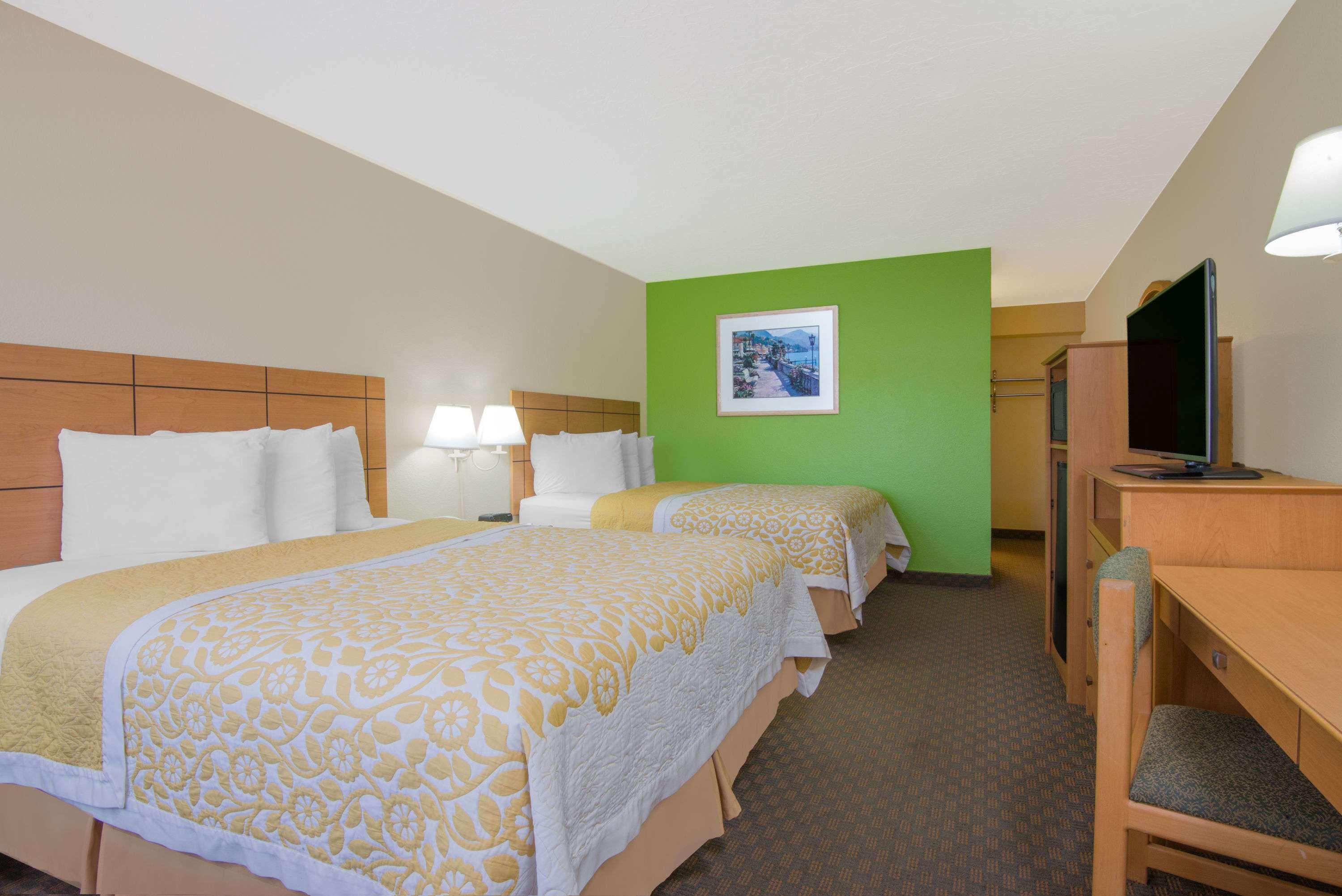 Days Inn & Suites By Wyndham Clovis Exterior photo