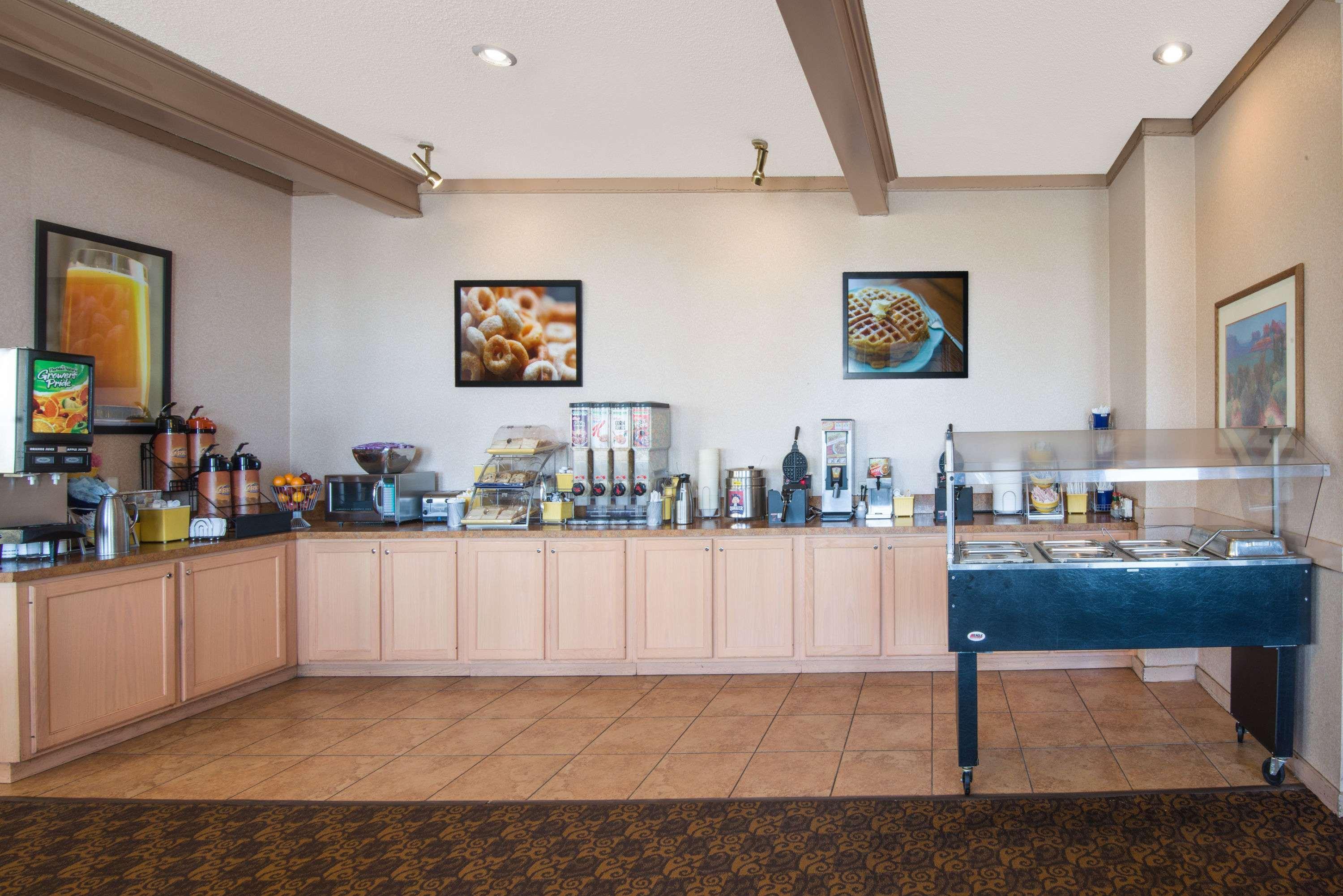 Days Inn & Suites By Wyndham Clovis Exterior photo