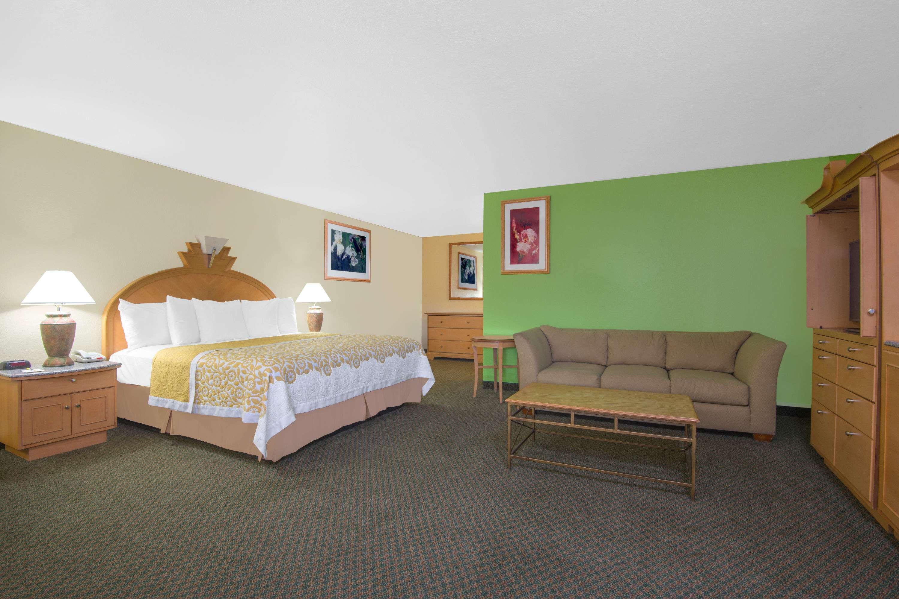 Days Inn & Suites By Wyndham Clovis Exterior photo