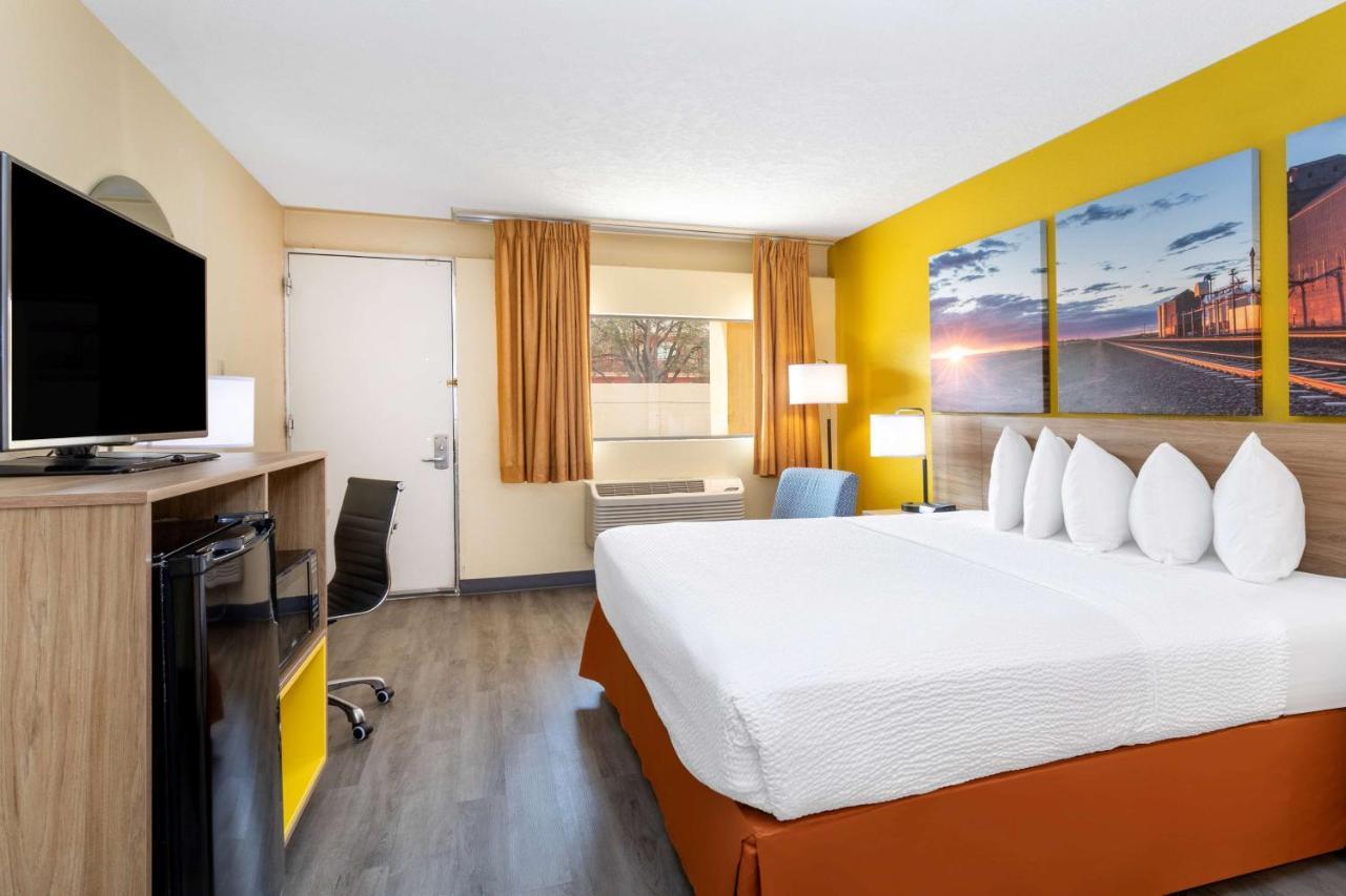 Days Inn & Suites By Wyndham Clovis Exterior photo