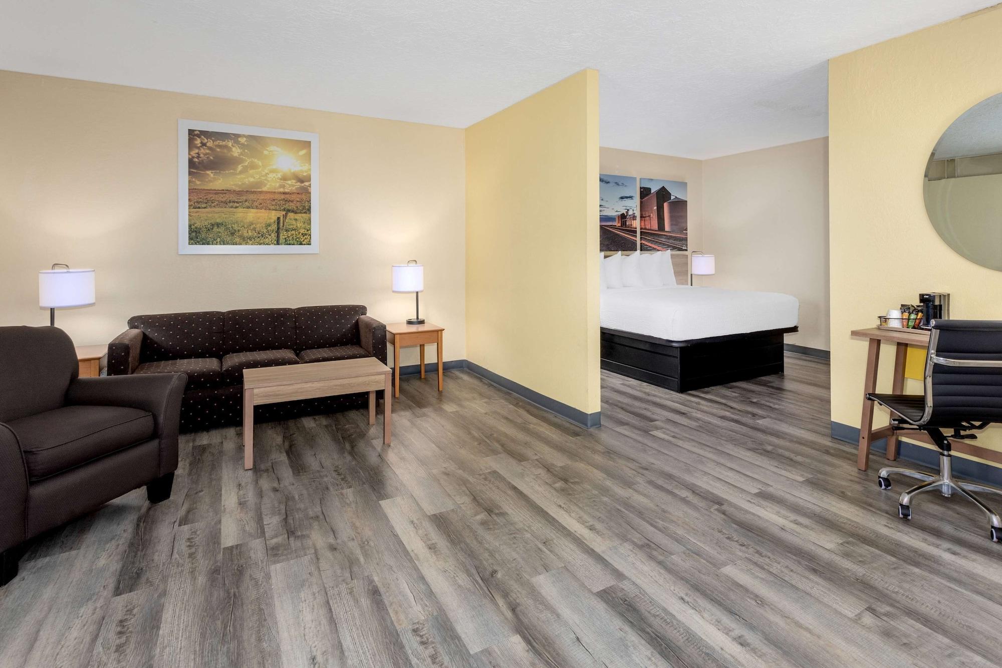 Days Inn & Suites By Wyndham Clovis Exterior photo