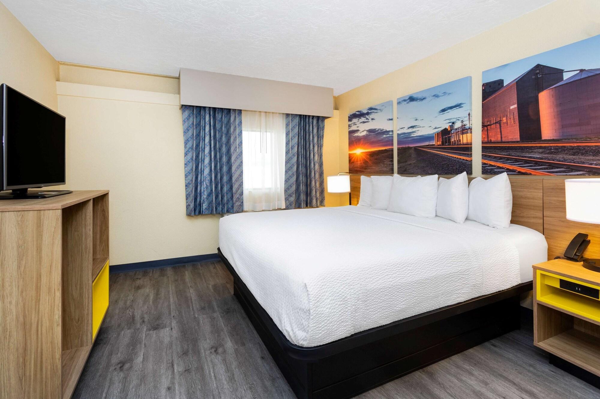 Days Inn & Suites By Wyndham Clovis Exterior photo