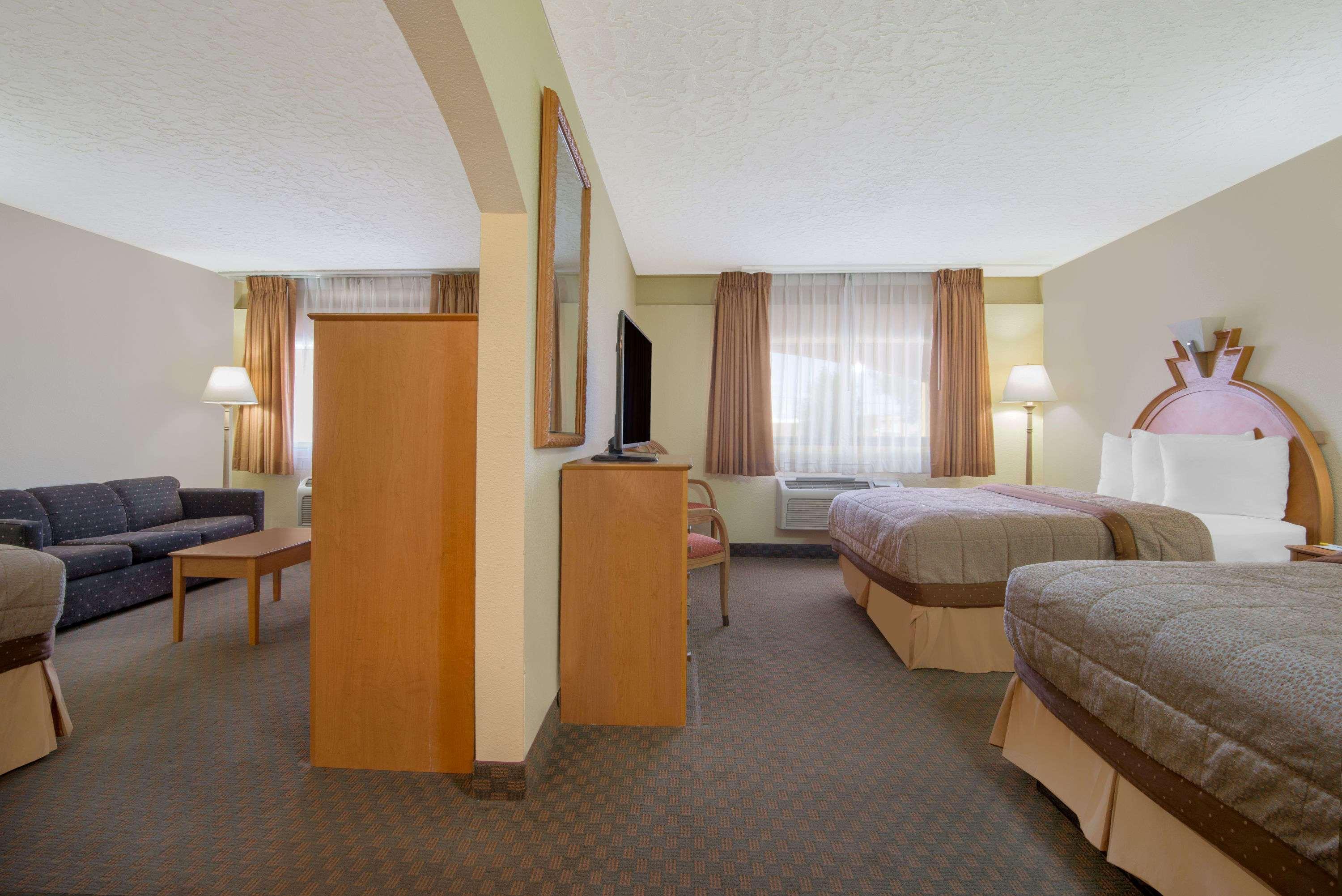 Days Inn & Suites By Wyndham Clovis Exterior photo