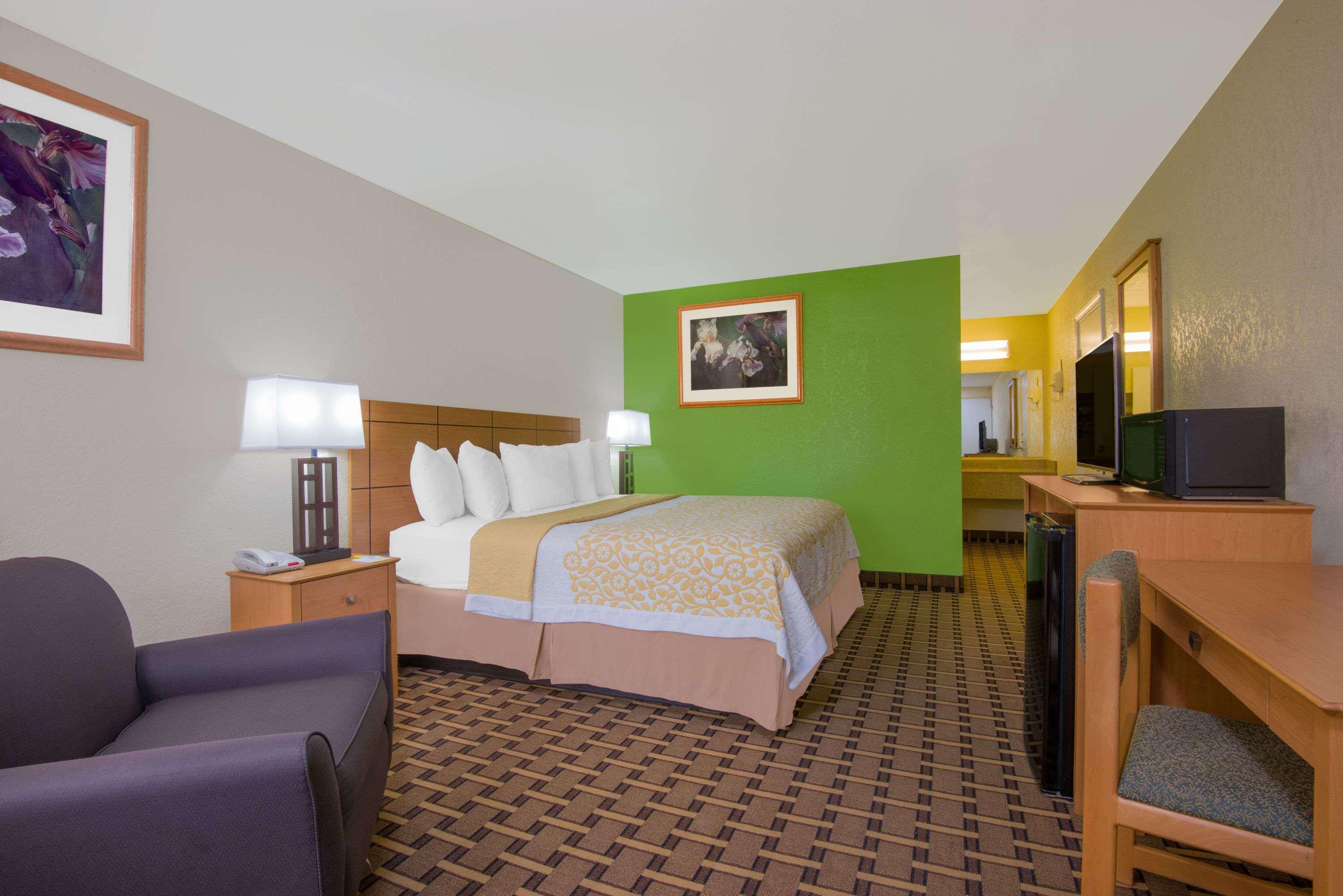 Days Inn & Suites By Wyndham Clovis Exterior photo