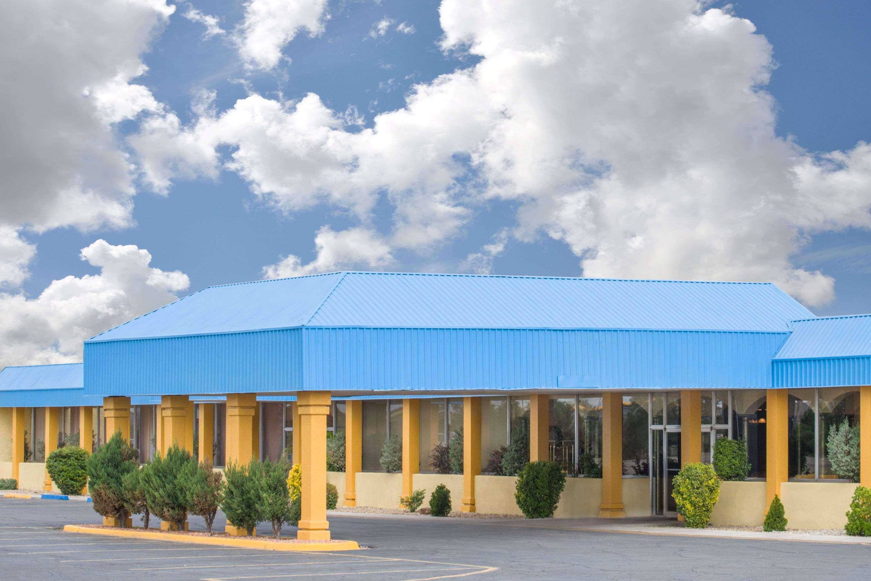 Days Inn & Suites By Wyndham Clovis Exterior photo
